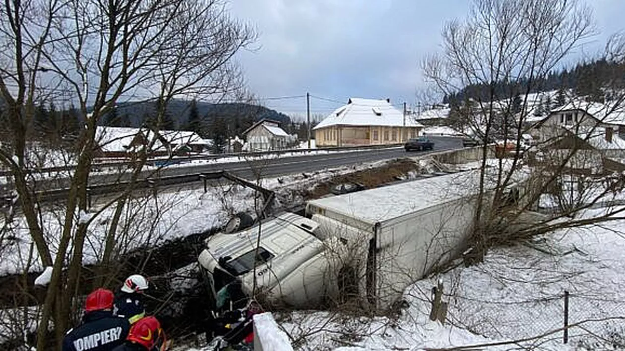 Cursă contracronometru pentru salvarea șoferului unui camion răsturnat în albia unui râu: ”Picioarele erau blocate, apa intrase în cabină”