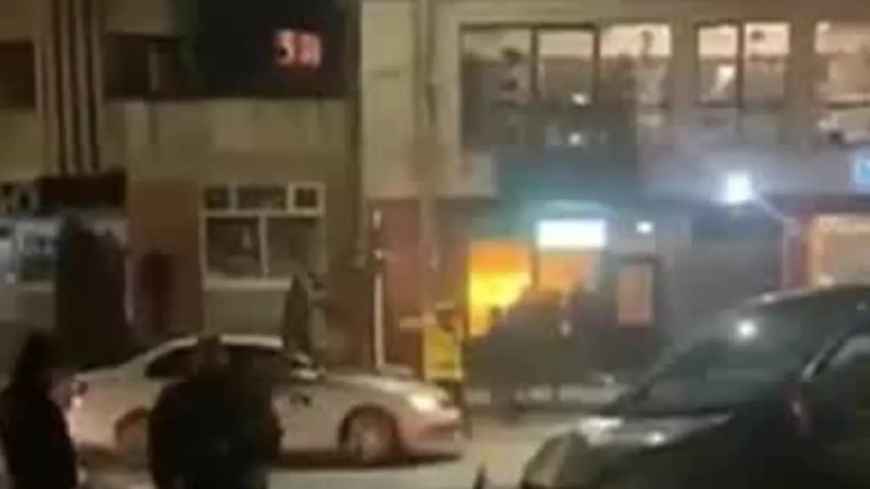 A fost la un pas de tragedie! Un șofer din Ploiești s-a izbit cu mașina de un stâlp de iluminat (VIDEO)