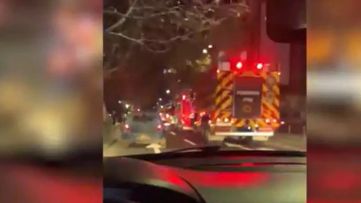 Accident grav pe pe Calea Victoriei din Bucureşti: O mașină a aterizat pe plafon după un accident cu alte două autoturisme (VIDEO)