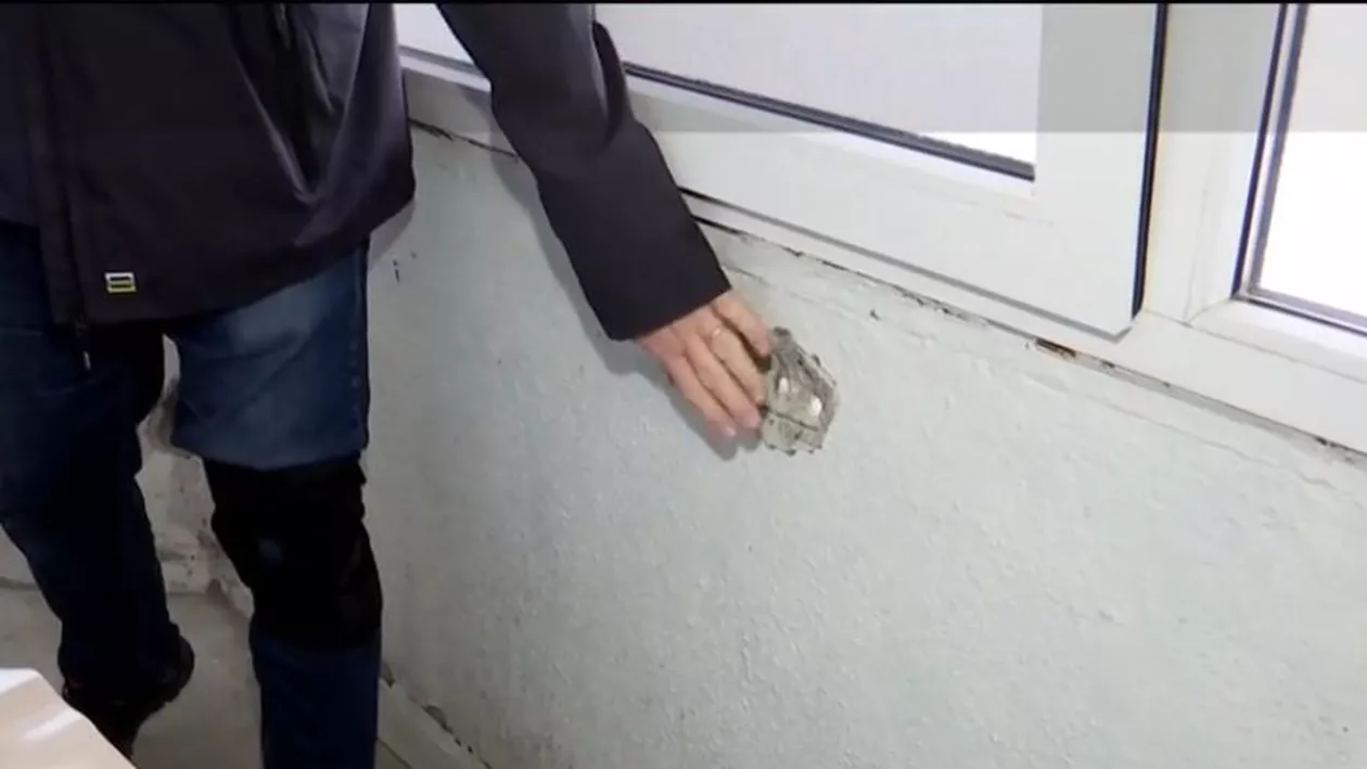 Mai mulți craioveni s-au trezit iarna cu apartamentele găurite după ce lucrările de reabilitare au întârziat. Firma dă vina pe războiul din Ucraina