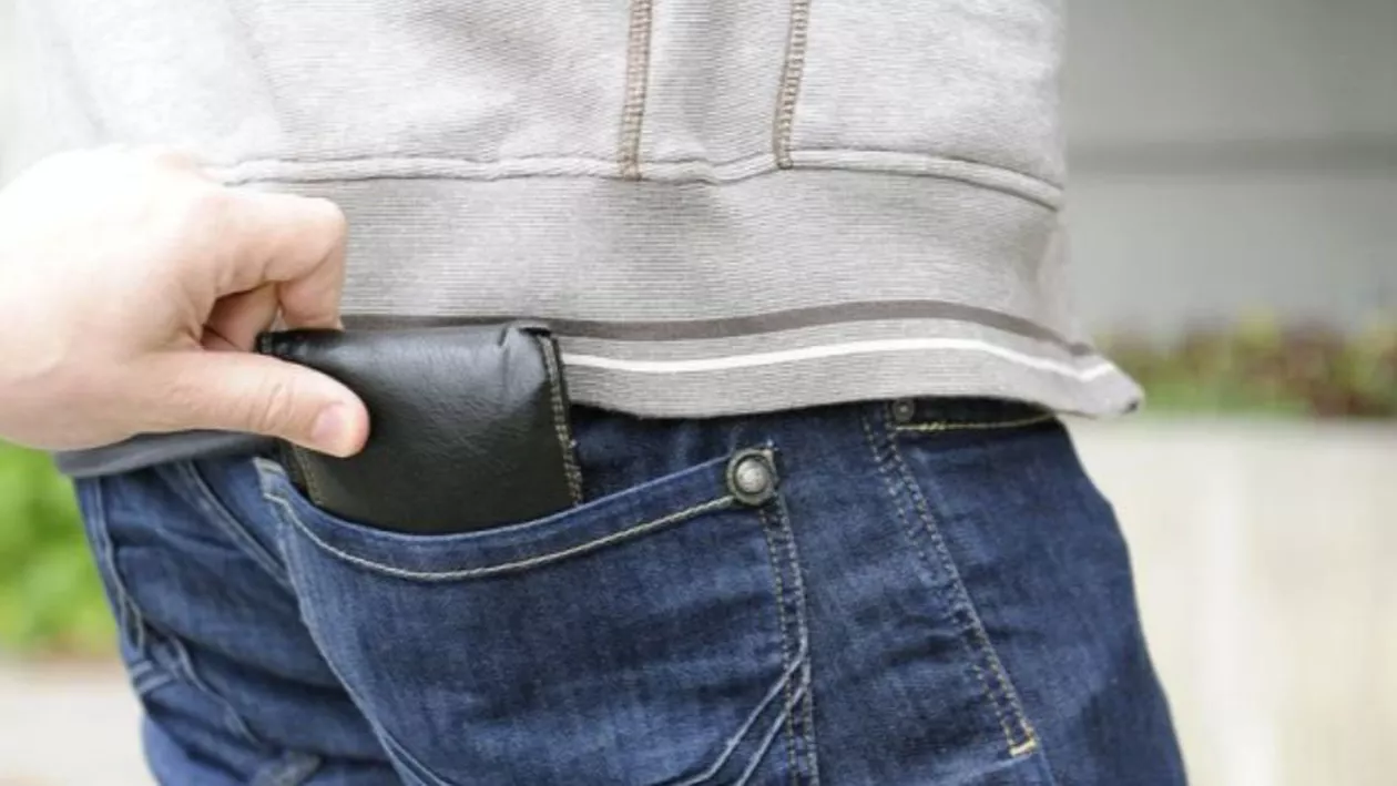 Iași: Șase tineri arestați după ce ar fi tâlhărit un adolescent, fiul unui politician