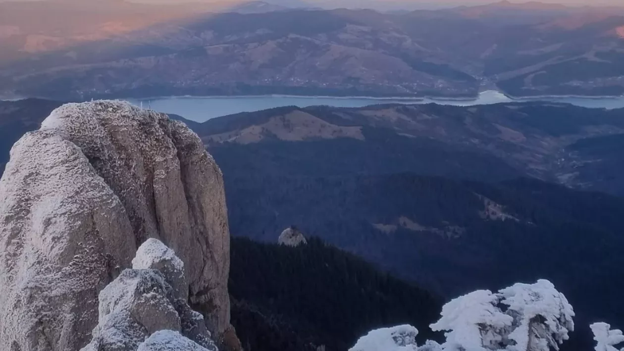 Fenomenul piramidei holografice din masivul Ceahlău a fost din nou vizibil (FOTO)