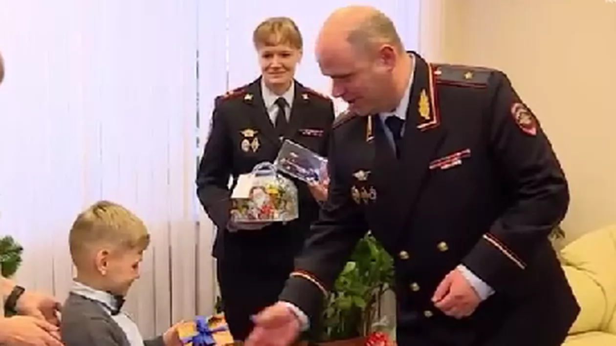 Un copil de șase ani care și-a pierdut tatăl pe front este consolat de un general rus cu un smartwatch (VIDEO)