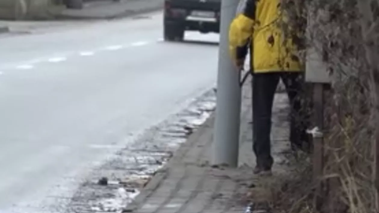 Pietoni revoltați! În mijlocul unui trotuar îngust din Alba Iulia au fost montați stâlpi de iluminat: „Facem, dar nu gândim”. Autoritățile susțin că au respectat proiectul rețelei de iluminat public