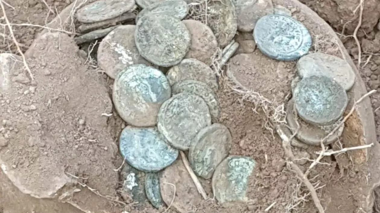 Constanța: Trei bărbaţi au descoperit un vas ceramic plin cu monede romane din secolul al III-lea (VIDEO)