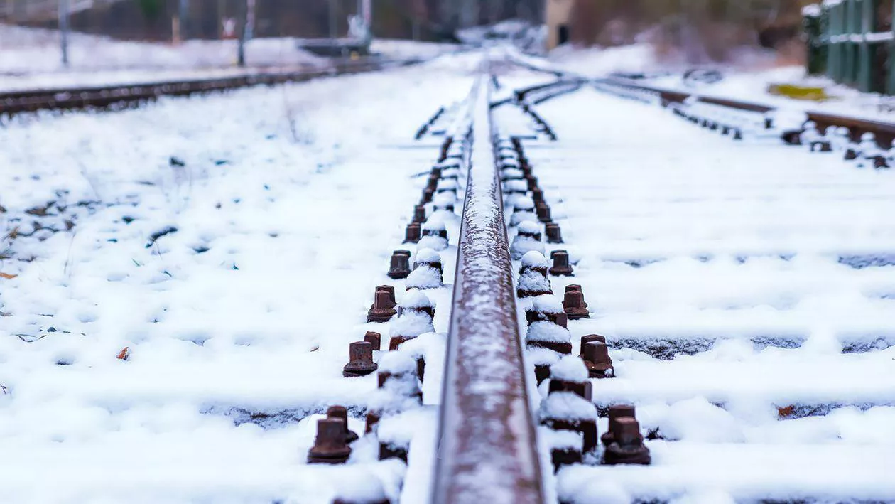O mașină a fost lovită de tren într-o localitate din Alba. Șoferul a scăpat cu viață