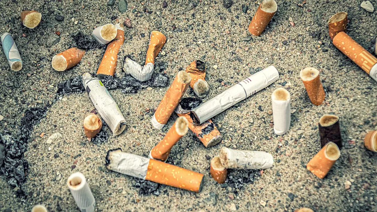 Spania obligă companiile de tutun să plătească pentru curățarea mucurilor de țigară de pe plaje și străzi