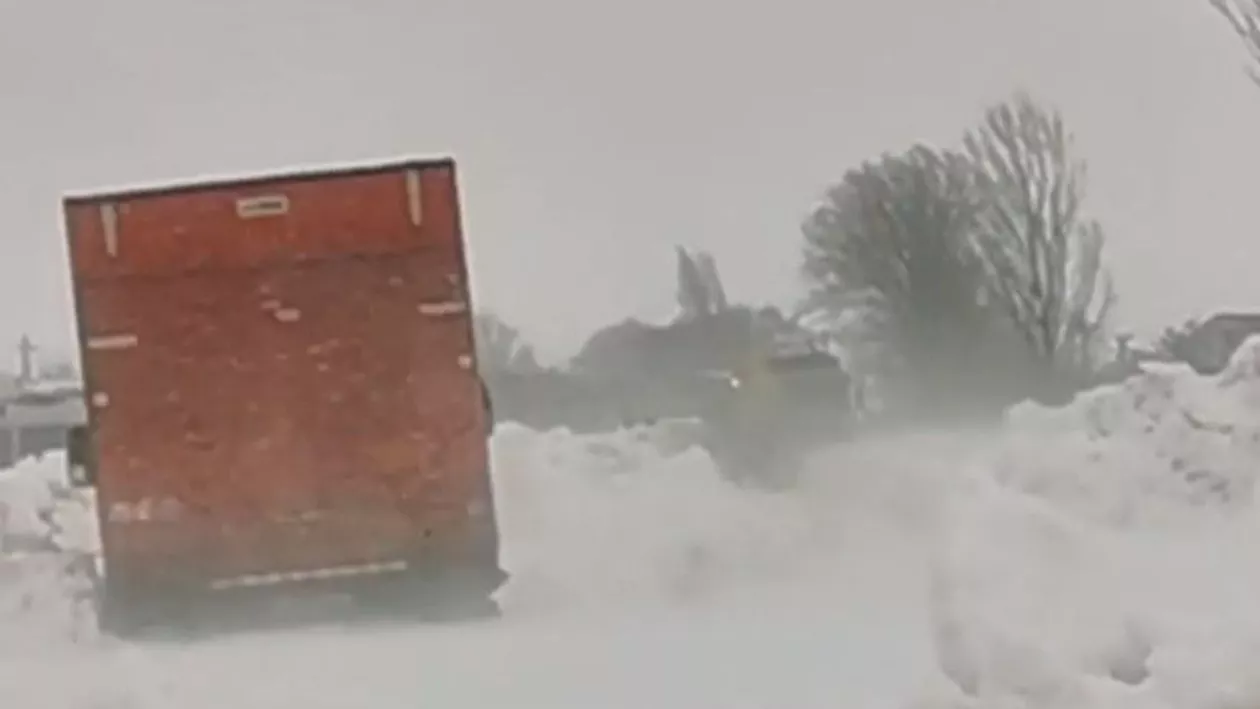 Codurile de vreme rea au fost prelungite. Avertizările venite de la meteorologi. Harta cu județele afectate de ninsori și viscol