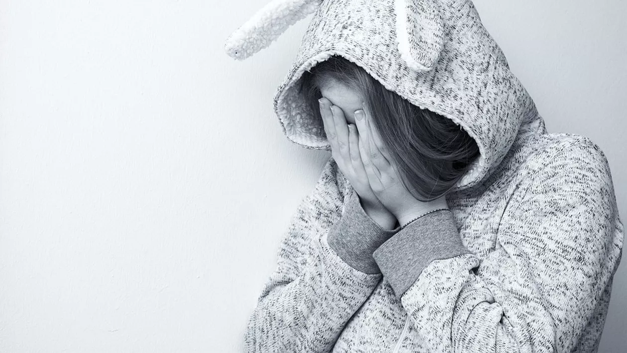 Gorj: O fetiță de 12 ani a fost obligată să se filmeze indecent  / Tânărul o șantaja cu publicarea imaginilor pe Internet