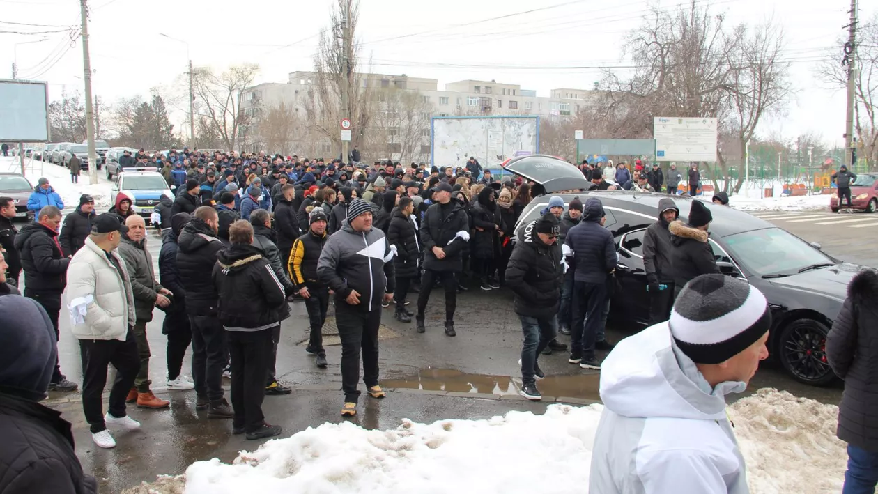Înmormântarea liderului interlop Buricea a blocat traficul în Brăila