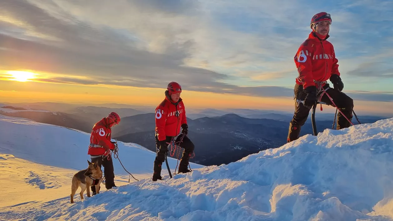 Șase copii și un adult, rătăciți în zona Runcu din Munții Gutâi. Salvamontiştii din Maramureş au localizat grupul cu ajutorul STS