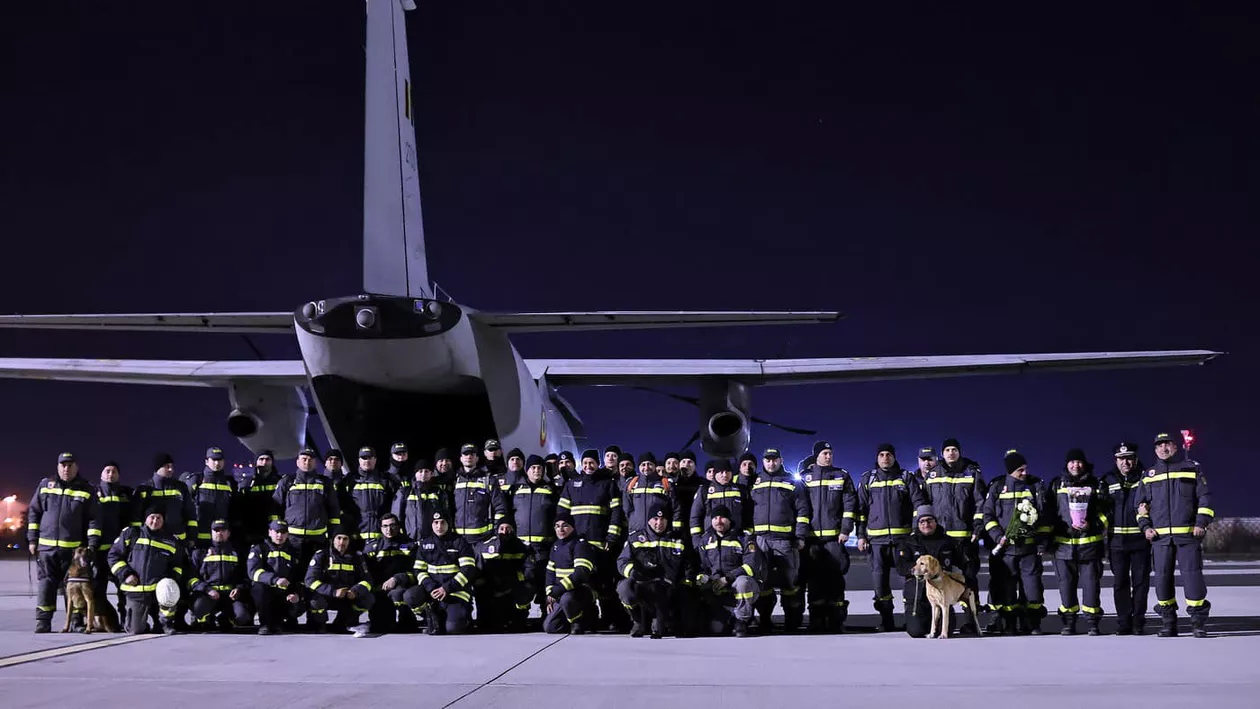 Prima echipă de salvatori români s-a întors acasă. Au fost întâmpinați cu flori și aplauze pe aeroport de turcii din România