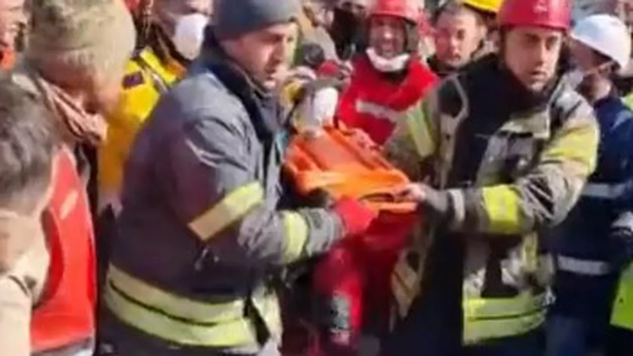 Miracole în Turcia! Un bebeluș de două luni a fost salvat de sub dărâmături, la 128 de ore de la cutremur (VIDEO)