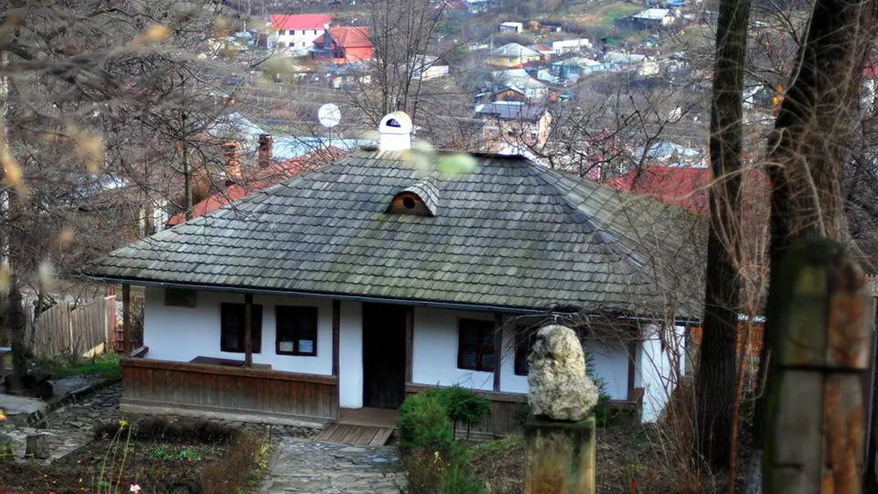 Bojdeuca lui Ion Creangă stârnește discuții aprinse. Firma care o renovează este acuzată că a distrus-o