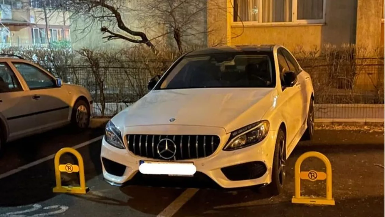 Parcarea anului după ce a lăsat mașina între două locuri marcate și blocate: “Hai că ăsta le-a dat idei, trebuie pus opritor între parcări acum