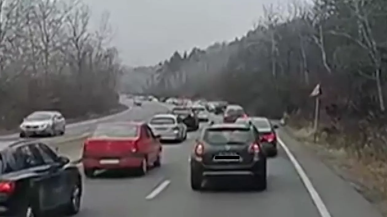 Trafic blocat pe DN 1, în Prahova. Un autocamion s-a răsturnat la Nistoreşti