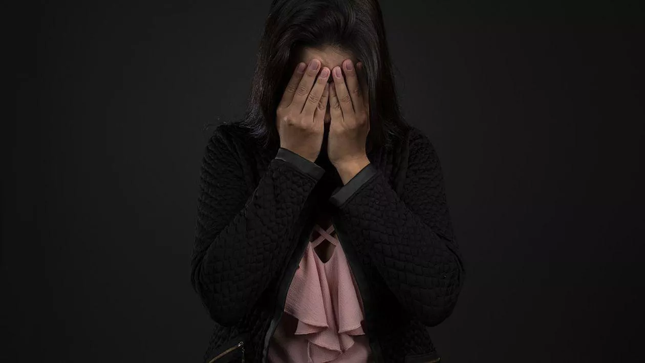 După „generalul american”, și un „comandant de navă” a înșelat o româncă pe Internet. Câți bani a primit