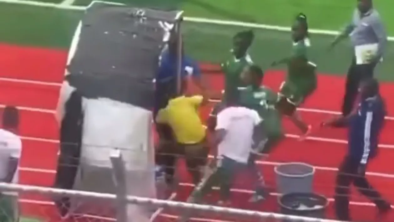 Un arbitru a fost bătut chiar pe teren de o echipă de fotbal feminină frustrată că pierdea umilitor meciul (VIDEO)