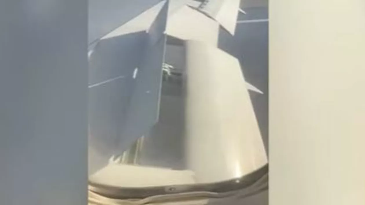 Un avion plin cu turiști ruși a luat foc la decolarea spre Moscova. Transporta 321 de persoane, printre care și ruși care au fugit de mobilizare (VIDEO)