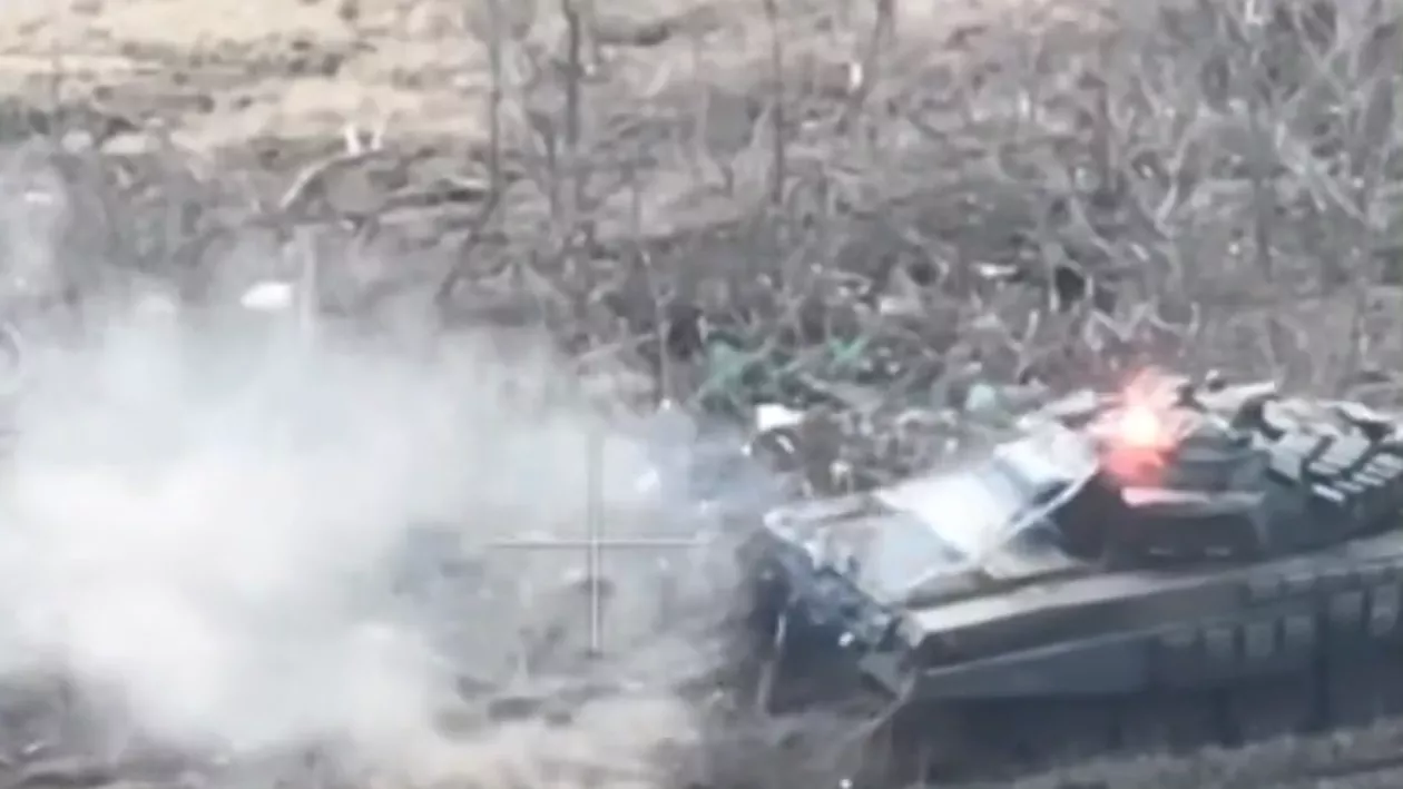 Echipajul unui tanc rusesc a văzut moartea cu ochii. Blindatul a fost lovit de la distanță mică cu un lansator antitanc (VIDEO)