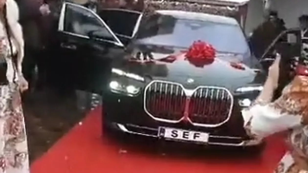 Ceremonia achiziționării unei mașini de zeci de mii de euro într-o familie din România. Bolidul a fost înmatriculat cu numele „ȘEF” (VIDEO)