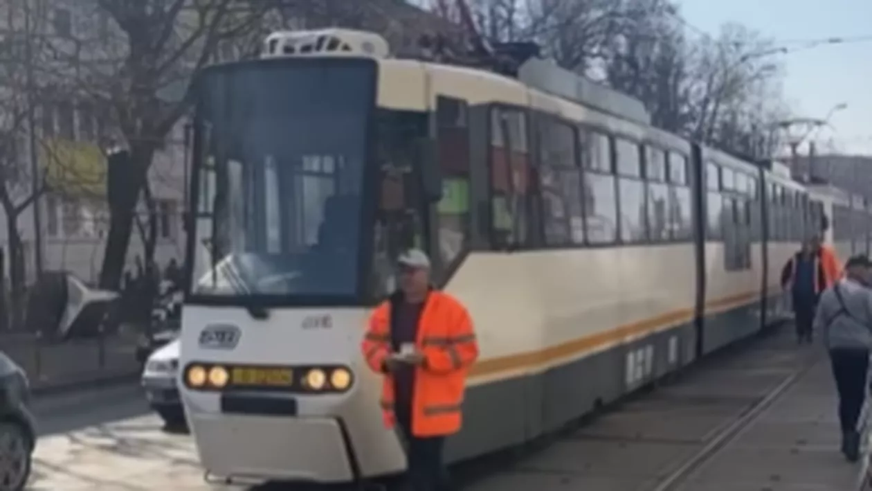 Scene șocante pe linia de tramvai, în Capitală. O vatmaniță a luat la bătaie o femeie în trafic. Cele două au fost despărțite cu greu de poliție (VIDEO)