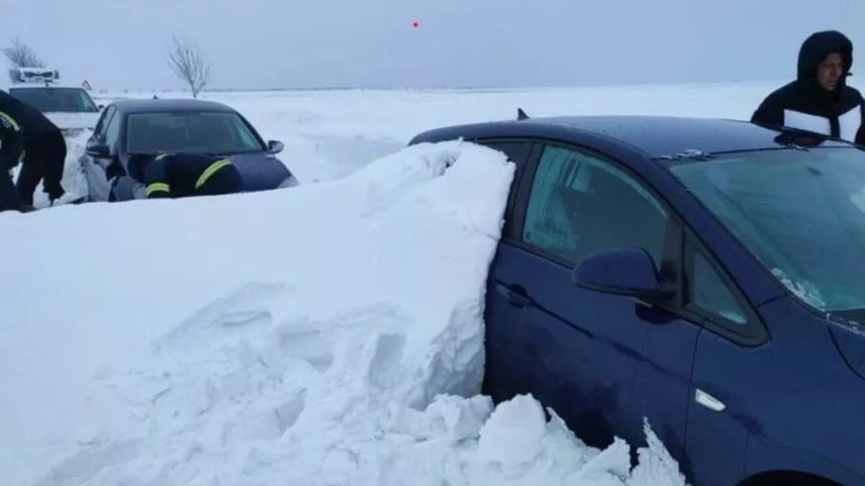 Autoturisme blocate de zăpadă în zona Poiana Vadului din Munţii Apuseni
