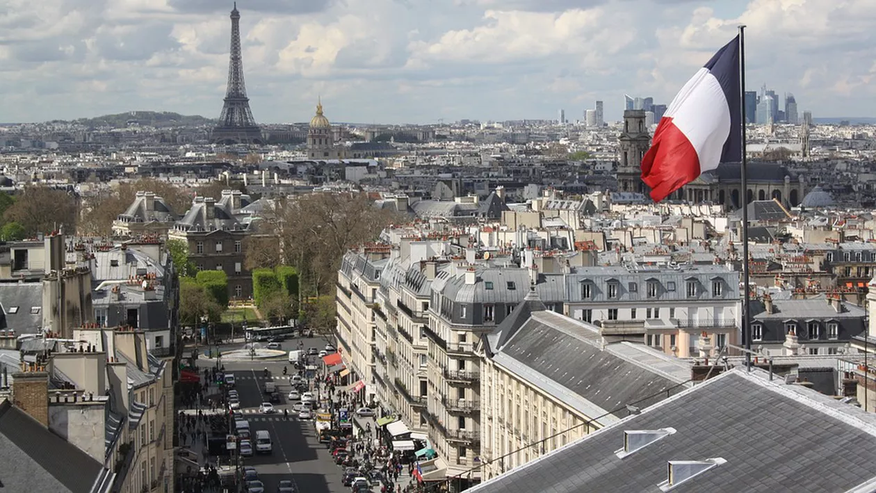Cercurile olimpice au fost amplasate pe Turnul Eiffel, cu 50 de zile înaintea începerii Jocurilor Olimpice