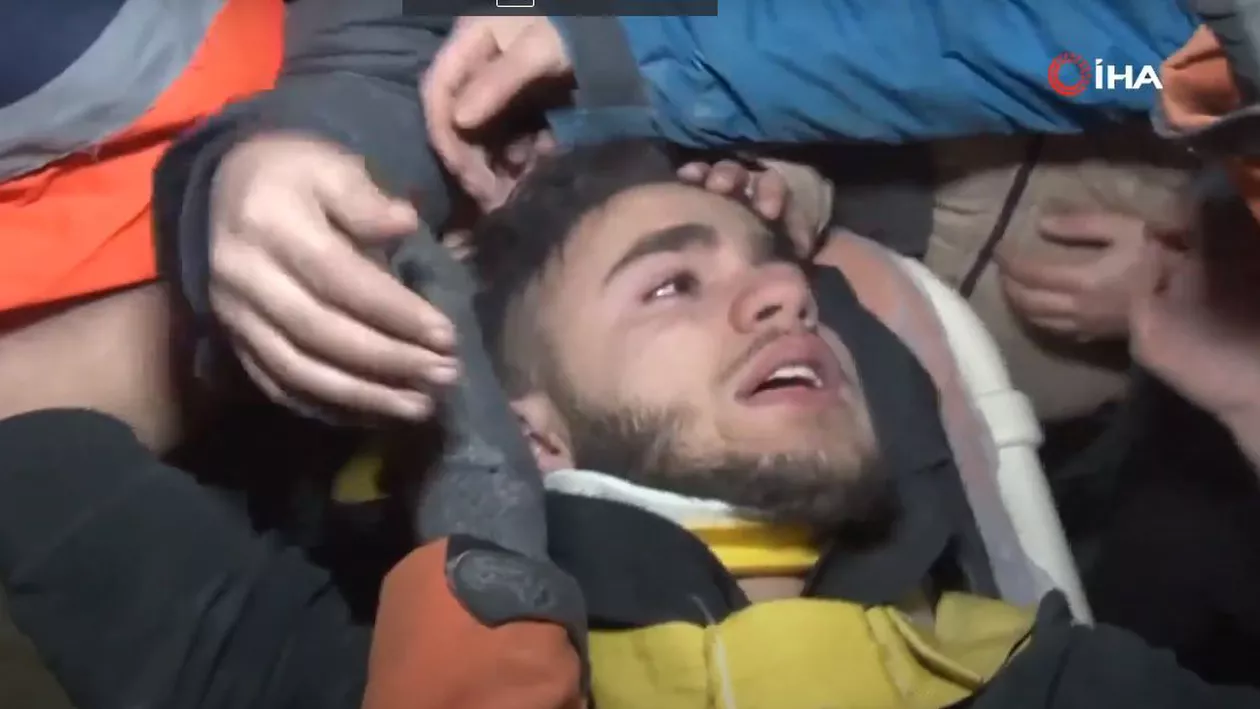 Turcia: Un adolescent a fost salvat de sub dărâmături după 94 de ore. Și-a băut propria urină ca să nu moară de sete / Salvator: „Am un fiu ca tine. Îți jur că n-am dormit 4 zile!” (VIDEO)