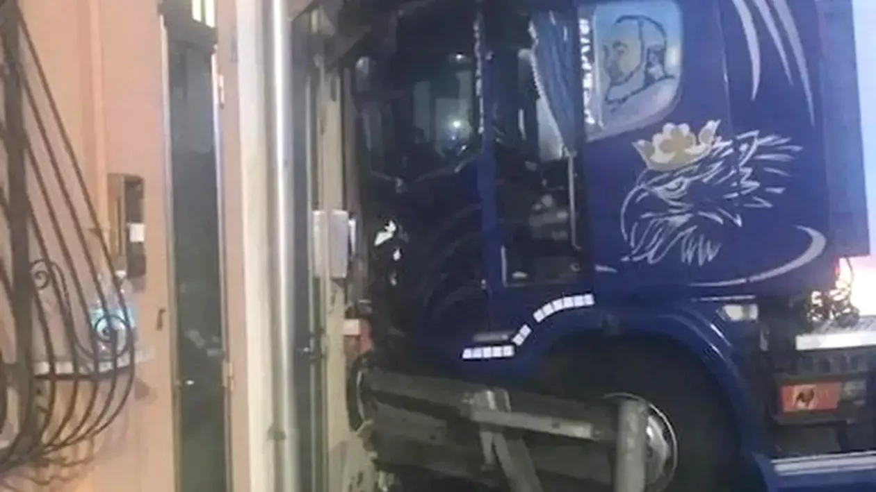 Un șofer a intrat cu TIR-ul într-o casă din Italia / Bărbatul este român