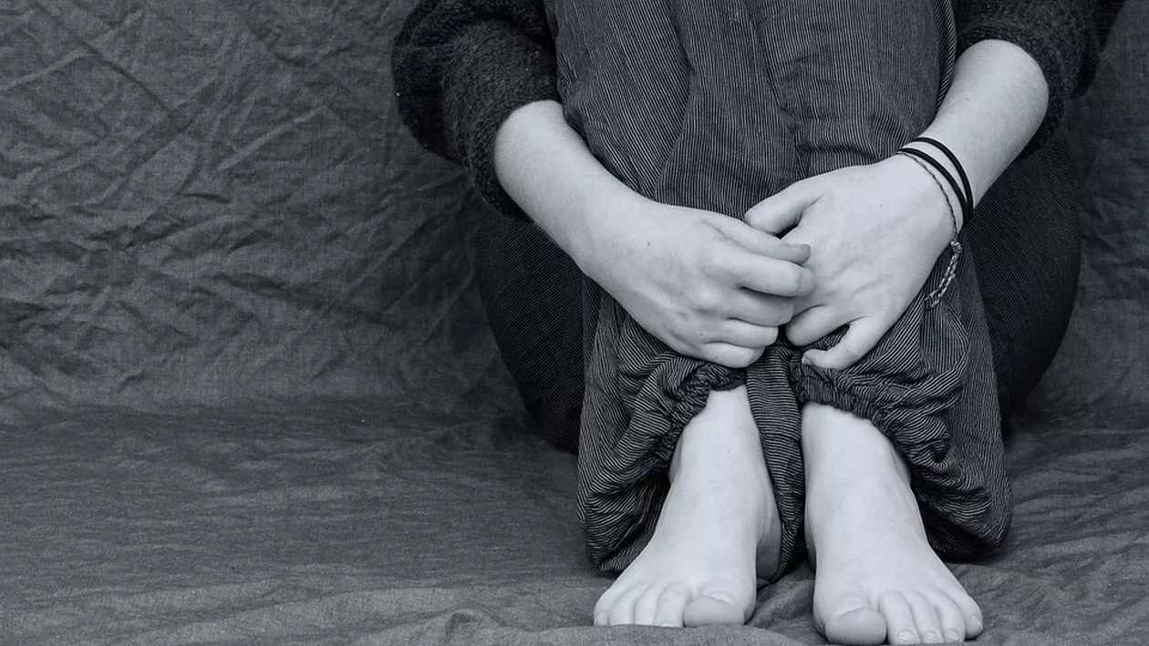 Argeş: Tânăr arestat după ce a obligat o femeie bolnavă psihic să se prostitueze. Victima e traumatizată și are nevoie de tratament