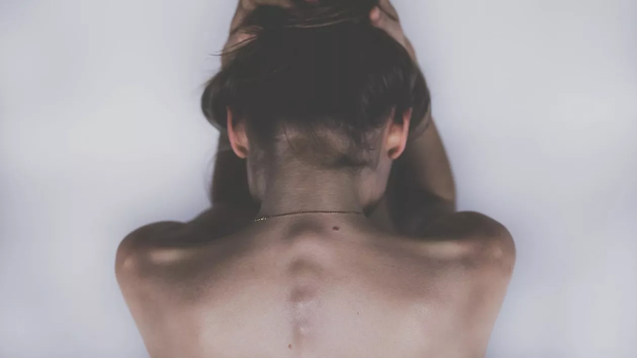 Suceava: Lovită de concubin, o mamă și-a luat băiatul de 10 luni și a fugit pe stradă / Cazul a fost tratat ca unul de maximă urgență