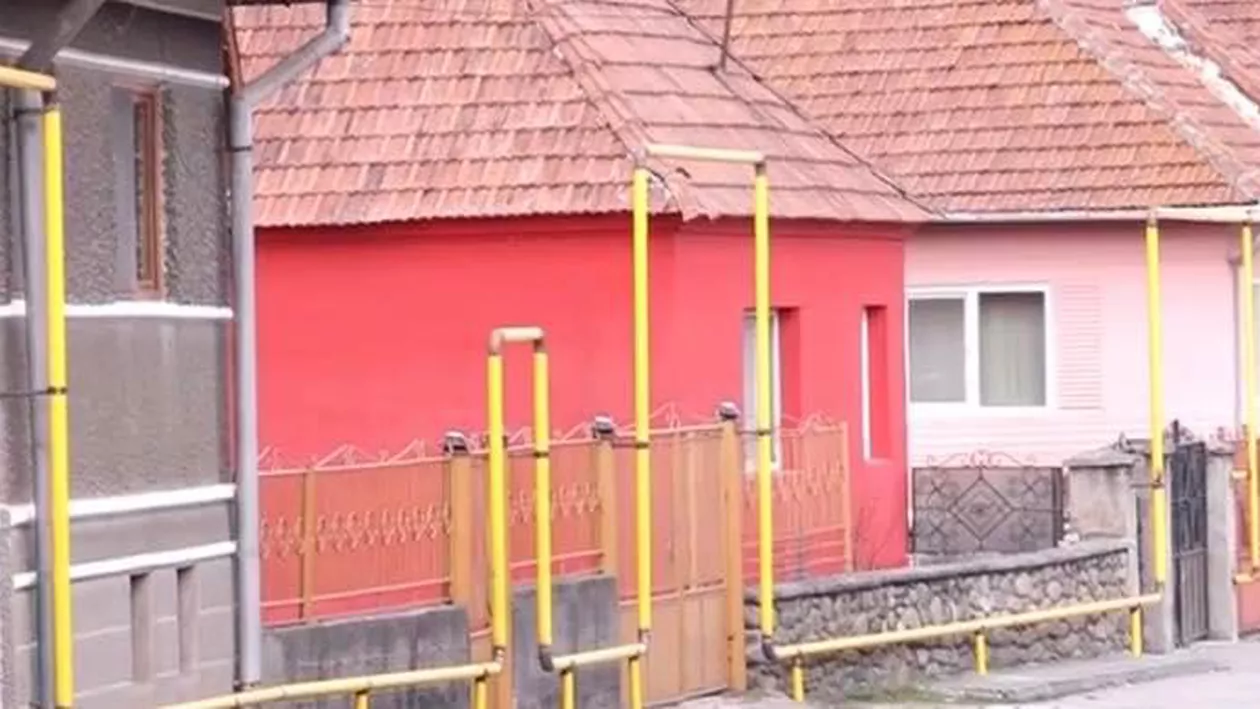 Un sat din Hunedoara este „decorat” cu țevi și conducte de gaze: „Oamenii nu sunt mulțumiţi de ceea ce s-a făcut. E bătaie de joc”