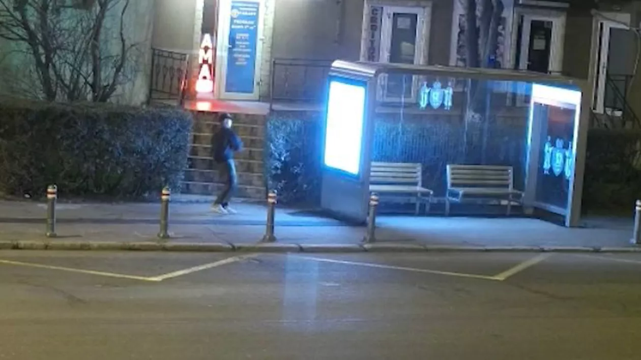 Și-a vărsat nervii pe panoul publicitar dintr-o staţie de autobuz. După ce s-a răcorit, individul şi-a văzut de drum (VIDEO)