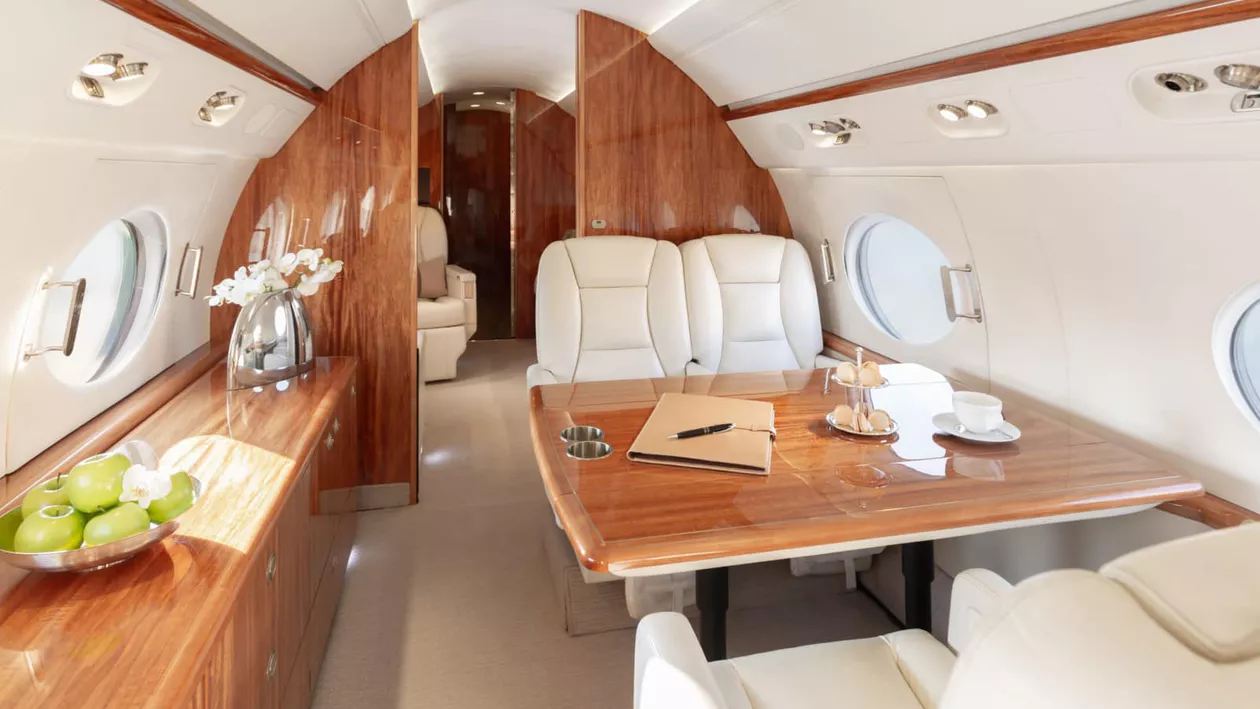 Klaus Iohannis a închiriat un avion de lux pentru vizita în Emiratele Arabe / Cum arată aeronava Gulfstream G550 (FOTO)
