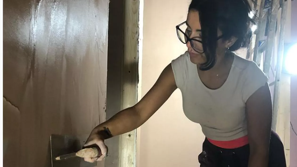 Lucrează în construcții și face ravagii în mediul online: ”Mi se spune că sunt prea frumoasă pentru a tencui pereți!” (VIDEO)