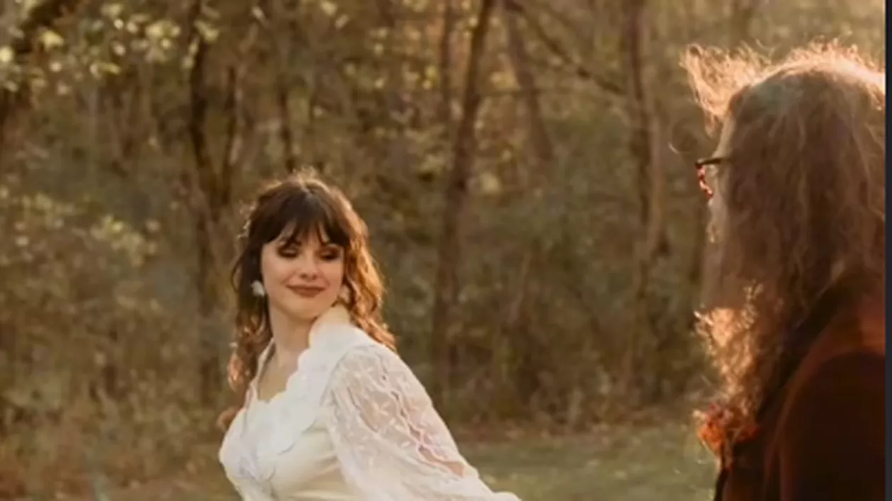 O tânără a făcut ravagii pe TikTok după ce a dezvăluit că s-a căsătorit într-o rochie de 116 lei (VIDEO)