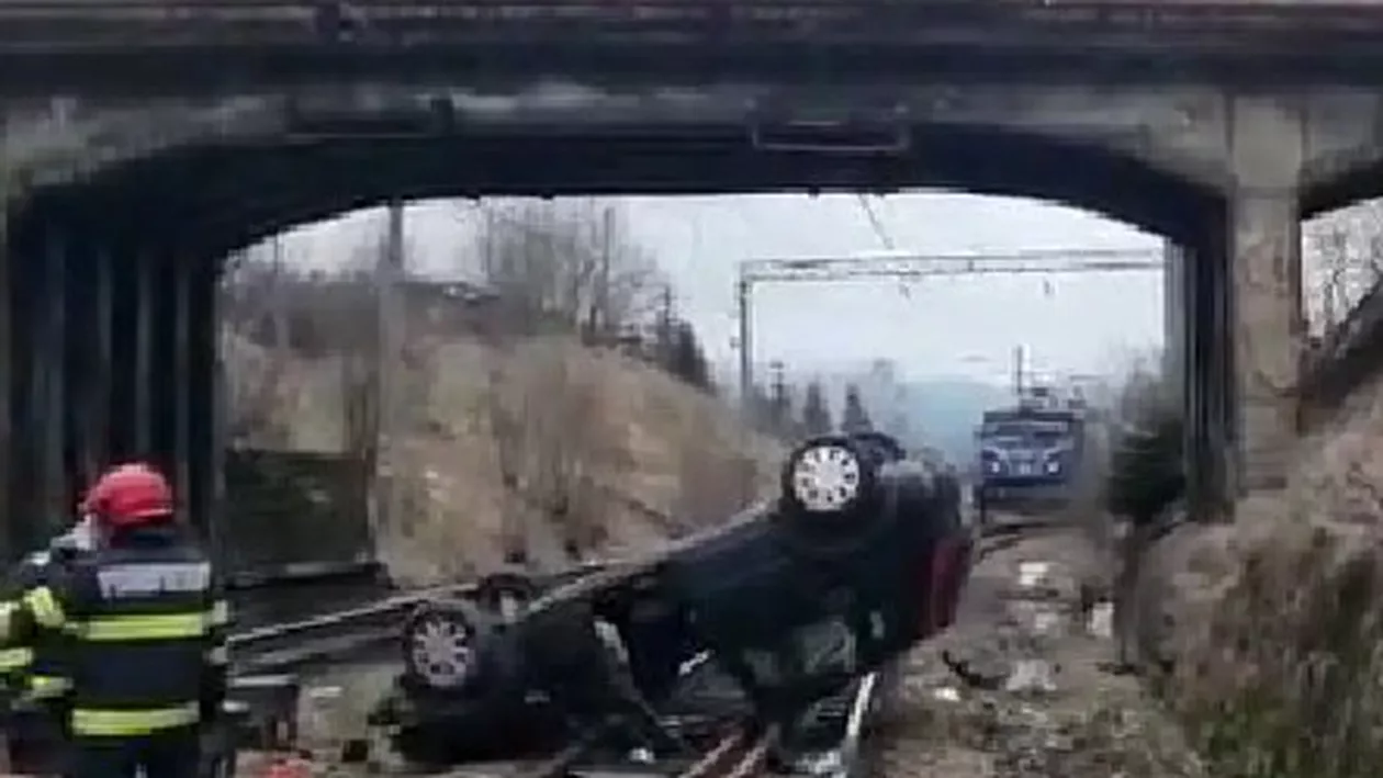 Un șofer a plonjat cu maşina de pe un pod pe calea ferată, la Predeal. Traficul feroviar este restricționat