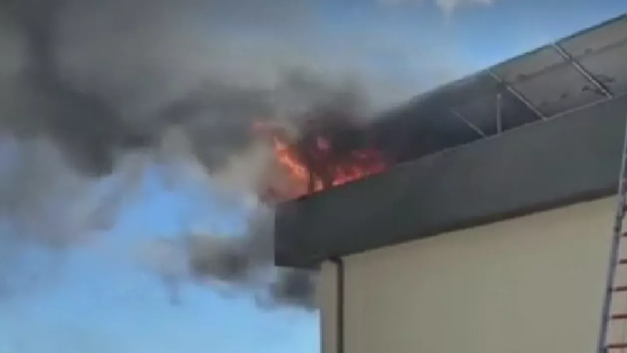 Alba Iulia: Mai multe panouri fotovoltaice montate pe acoperișul unei locuințe au luat foc