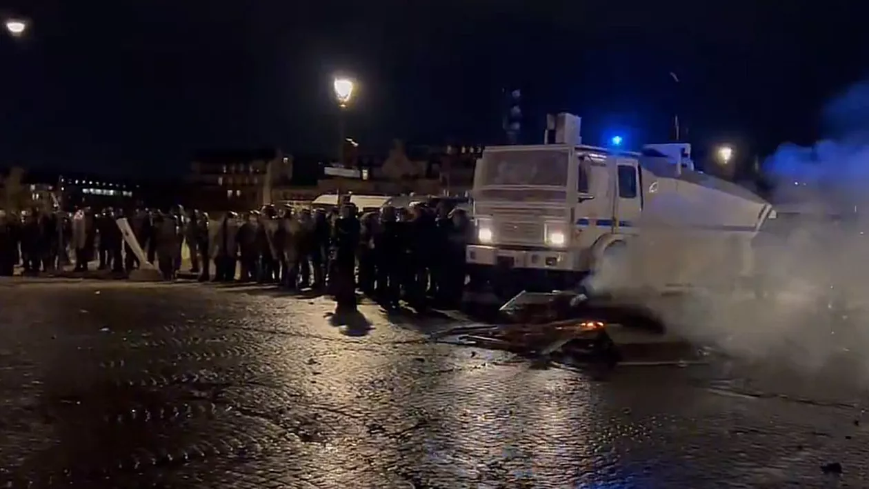 Proteste violente în Paris după ce Emmanuel Macron a decis să forțeze adoptarea reformei pensiilor (VIDEO)