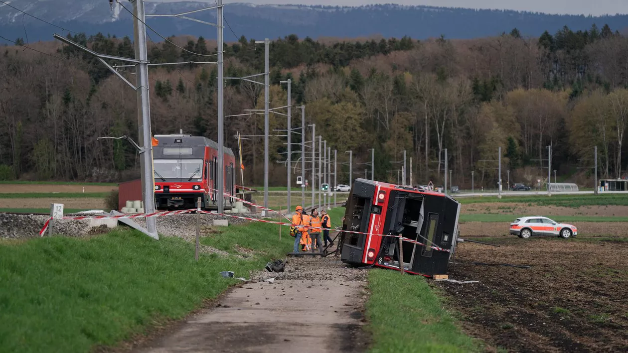 Două trenuri au deraiat din cauza furtunii, în Elveția / Mai multe persoane au fost rănite