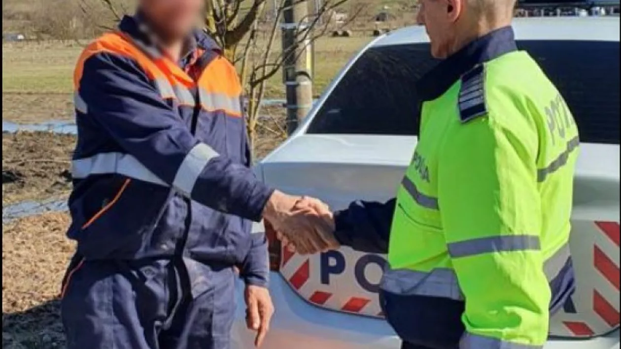 Un angajat de la salubrizare a găsit o sacoșă cu bani în prima lui zi de muncă. Gestul i-a impresionat pe polițiști