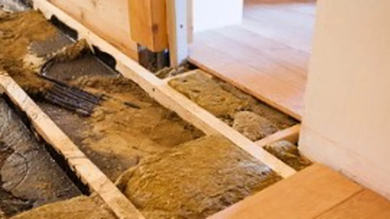 Parchetul din casa unei femei ascundea o comoară / Ce a găsit când și-a renovat locuința