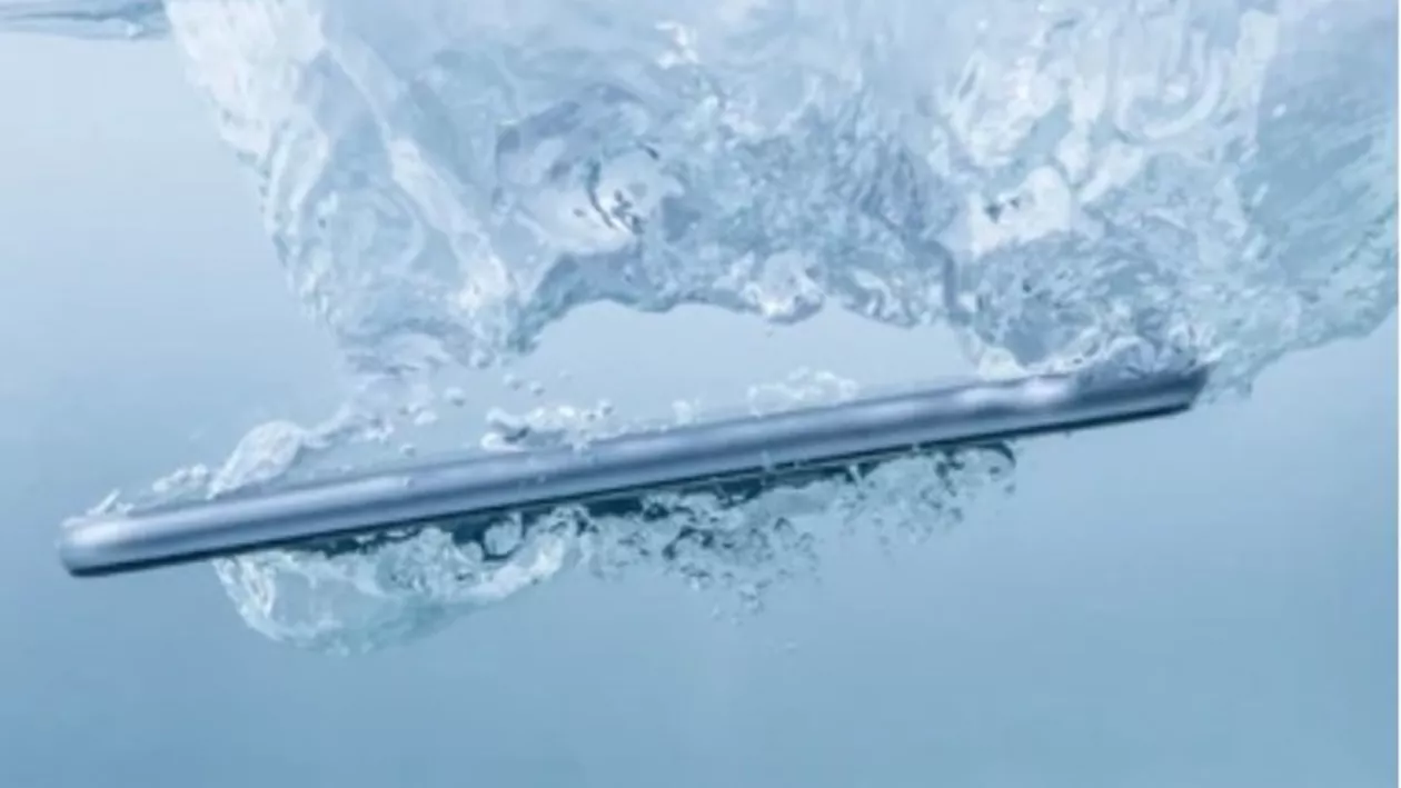 Chinezii au inventat „telefonul pentru neatenţi /  Rezistă la șocuri şi poate sta peste 30 de minute în apă