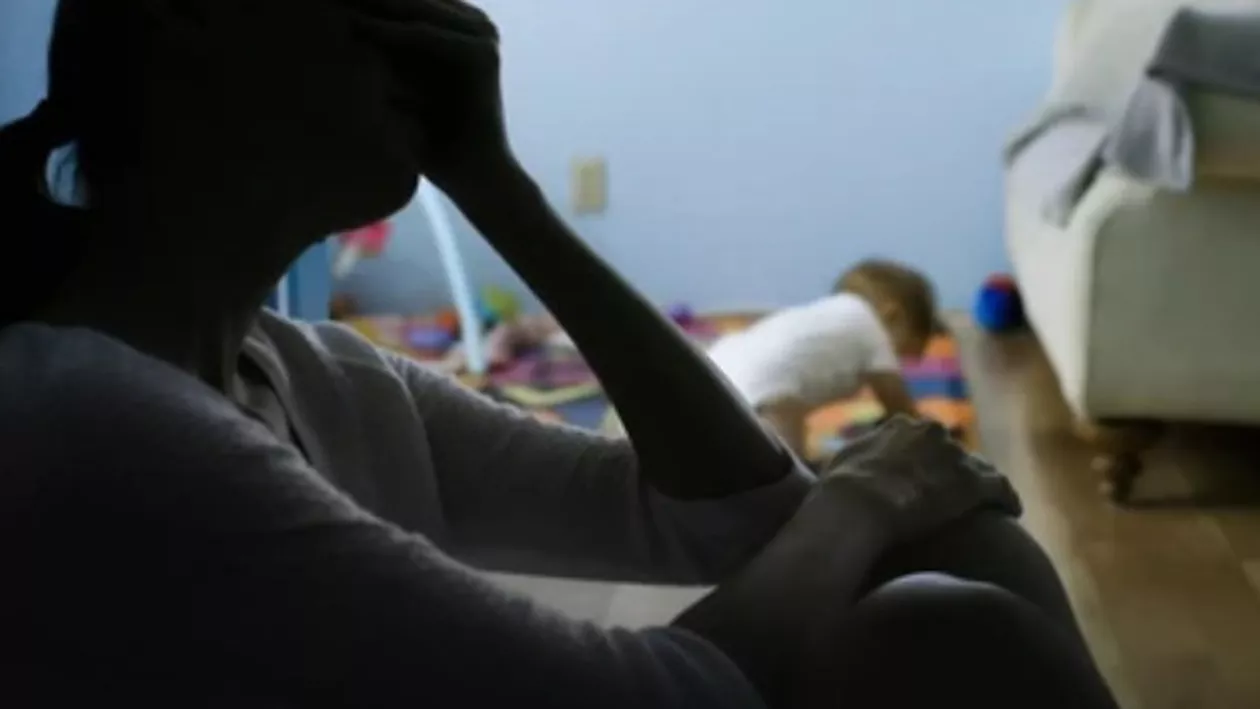 Depresia postnatală a condus la sinucidere o mamă de 25 de ani din Arad / Doi copii minori au rămas orfani