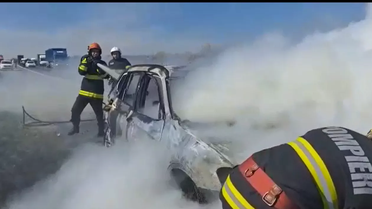 O mașină a luat foc în mers, pe A1 București-Pitești / Autoturismul era condus de o pensionară
