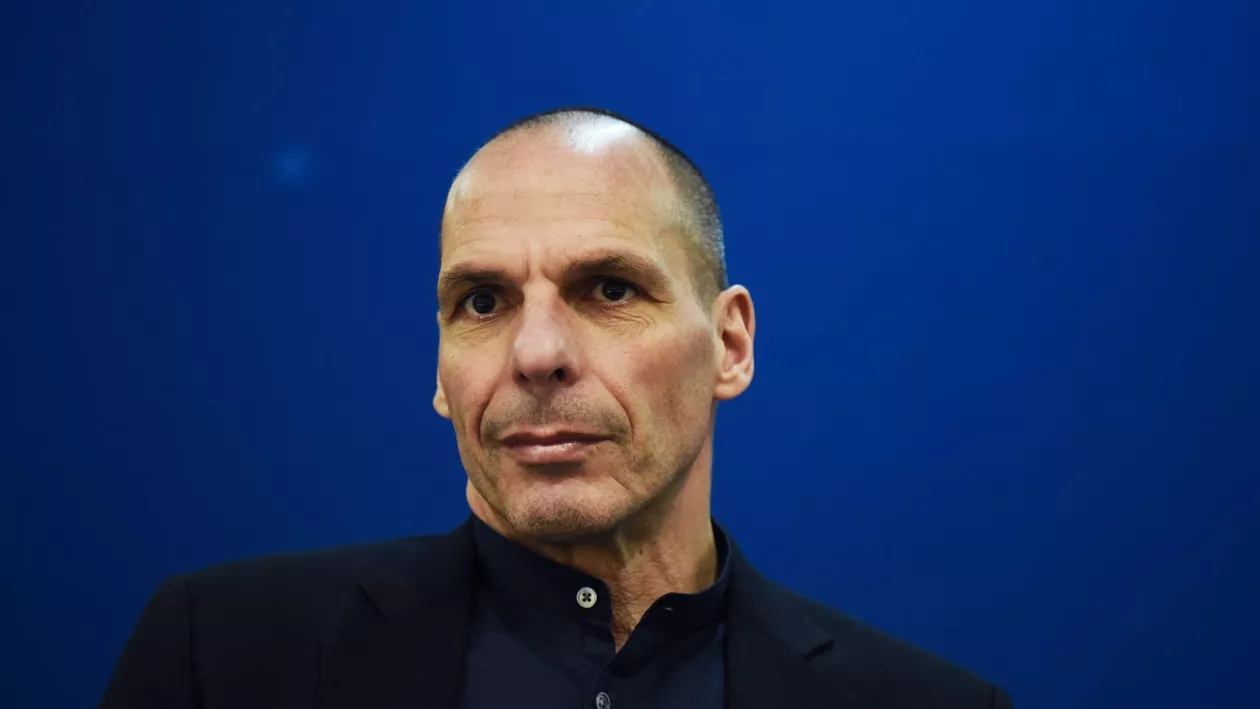 Grecia: Yanis Varoufakis a ajuns la spital. Fostul ministru de Finanțe a fost atacat de 20 de indivizi cu cagule