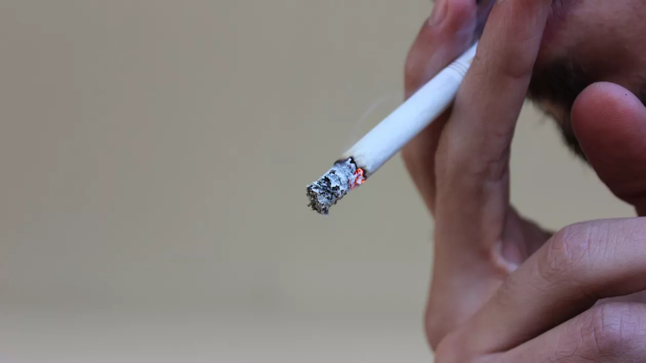 Funcționarul public care trebuie să returneze salarii din cauza viciului său: Câte țigări a fumat în timpul programului de muncă