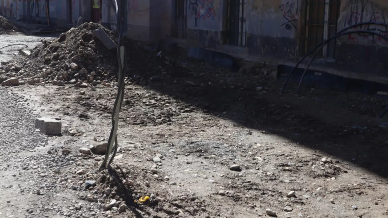 Când Boc construiește, Clujul se prăbușește: Străzile orașului arată ca după bombardamente din cauza șantierelor abandonate. Oamenii, exasperați de lucrările care nu se mai termină