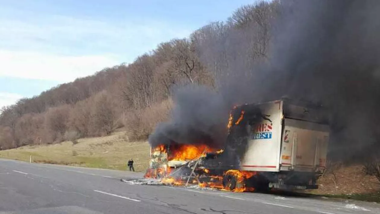 Un TIR a luat foc pe DN 1, între Vlădeni şi Perşani / Traficul a fost oprit